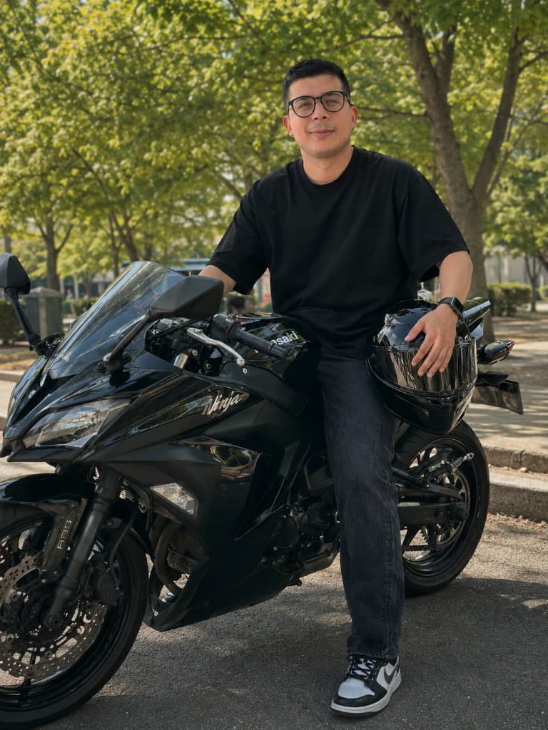 Siyah spor motosiklet üzerinde sinematik yapay zekâ yaşam tarzı portresi