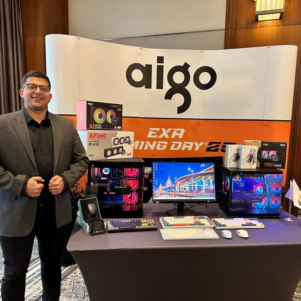 EXA Gaming Day ’25 etkinliğinde aigo ürün standı ve oyuncu donanımları önünde çekilmiş fotoğraf