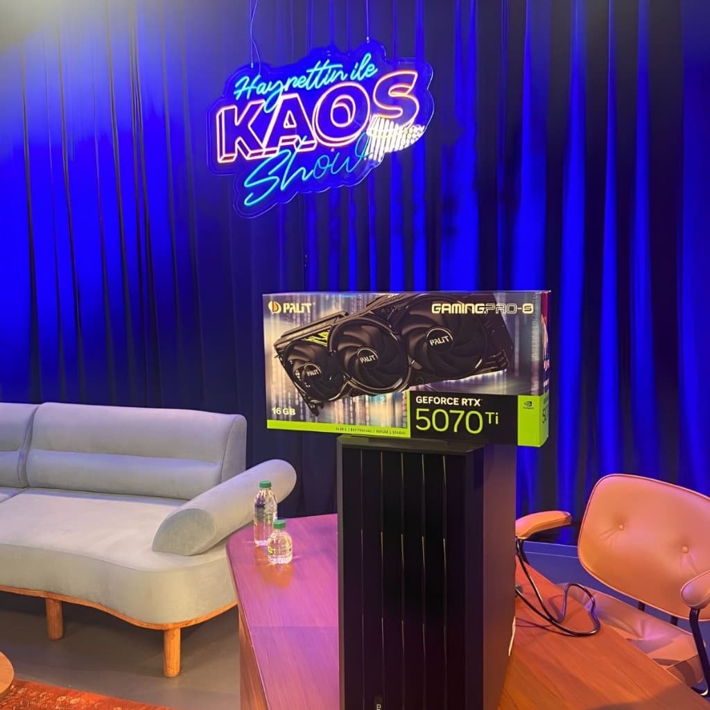 Hayrettin Kaos Show setinde Palit GeForce RTX 5070 Ti kutusu ve neon tabela